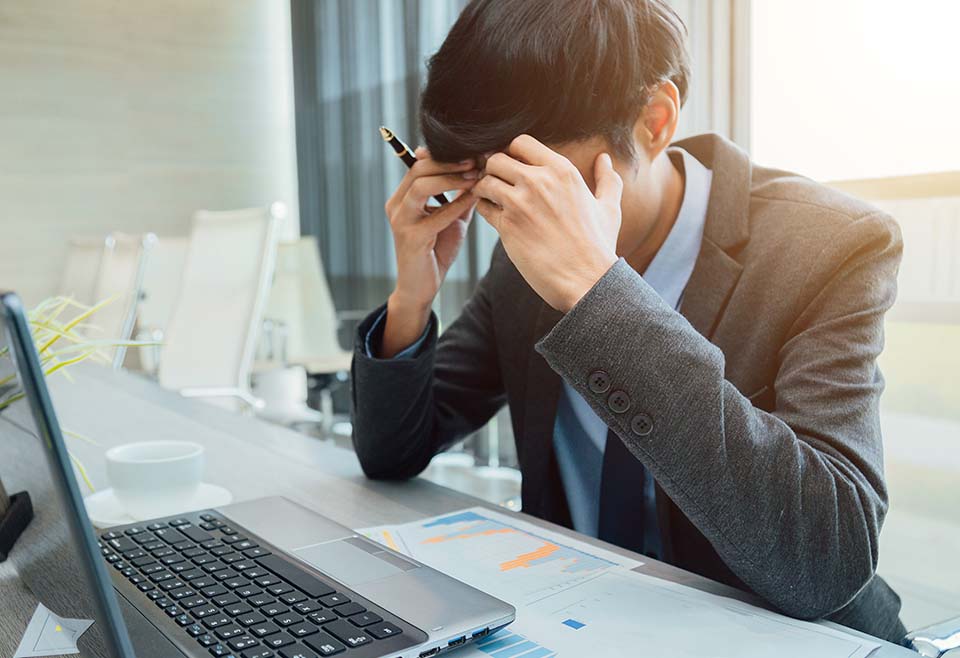 焦慮的人看著電腦，旁邊有檔案消失的圖示